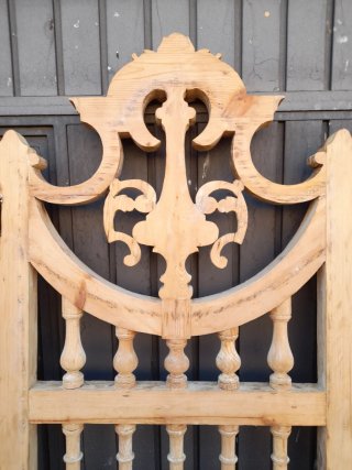Antigua puerta de madera de pino