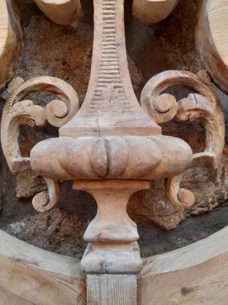Antigua puerta de madera de pino