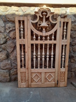 Antigua puerta de madera de pino