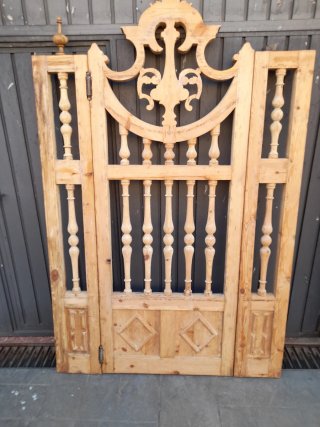 Antigua puerta de madera de pino