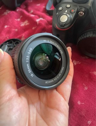 Cámara Nikon D3300 con objetivo y funda
