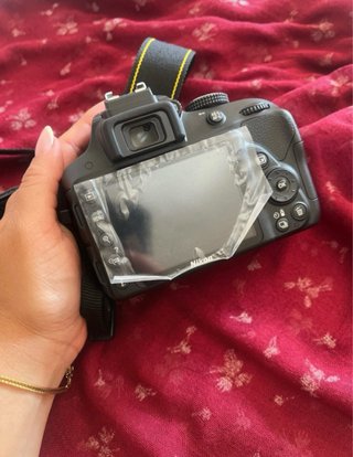 Cámara Nikon D3300 con objetivo y funda