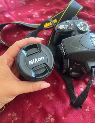 Cámara Nikon D3300 con objetivo y funda