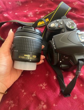 Cámara Nikon D3300 con objetivo y funda