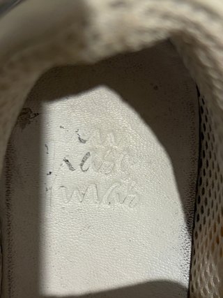 Deportivas Un Paso Más grises y blancas