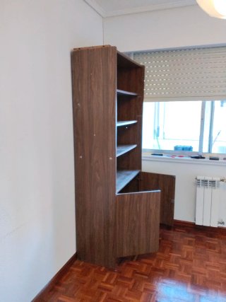 Armario de madera con puertas y estantes