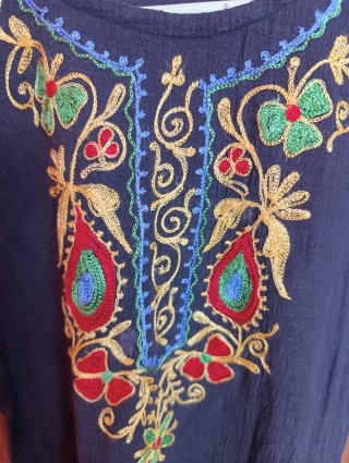 Camiseta India Negra Bordada Artesanal