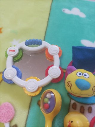 Manta y juguetes para bebé