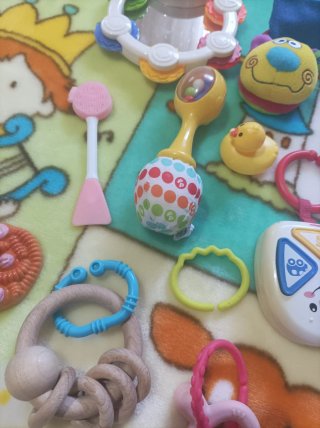 Manta y juguetes para bebé