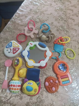 Manta y juguetes para bebé