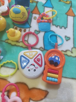 Manta y juguetes para bebé