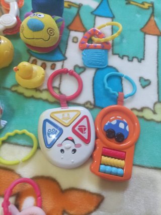 Manta y juguetes para bebé