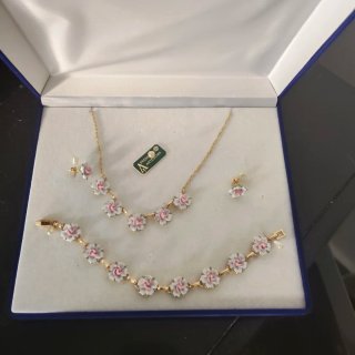 Conjunto de porcelana y metal bañado en oro