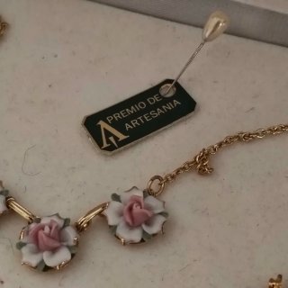 Conjunto de porcelana y metal bañado en oro