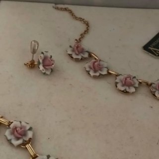 Conjunto de porcelana y metal bañado en oro