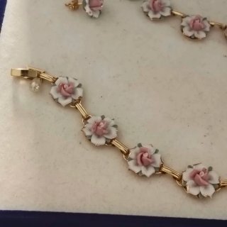 Conjunto de porcelana y metal bañado en oro