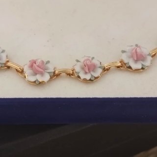 Conjunto de porcelana y metal bañado en oro