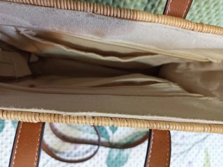 Bolso de mano/bandolera de mimbre,tela y cuero.