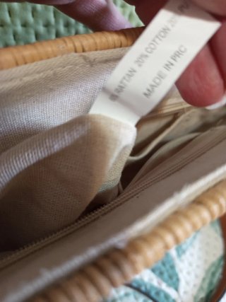 Bolso de mano/bandolera de mimbre,tela y cuero.