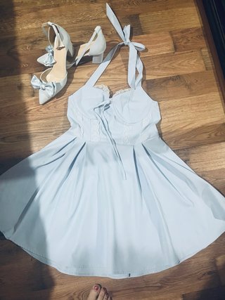Vestido y zapatos de graduación azul