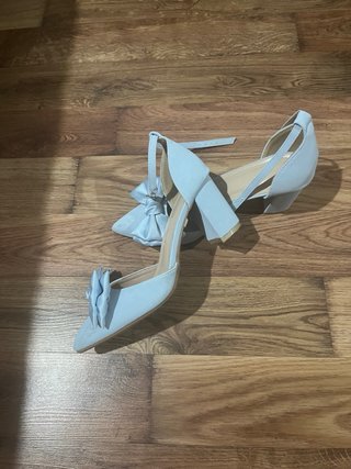 Vestido y zapatos de graduación azul