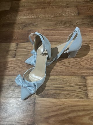 Vestido y zapatos de graduación azul