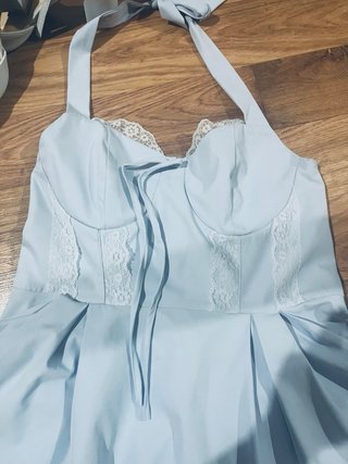 Vestido y zapatos de graduación azul