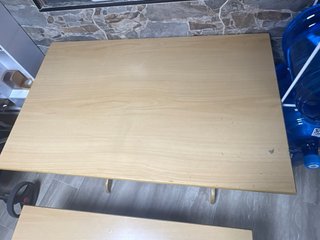 Mesa y banco de madera