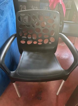 Sillas de plástico y metal negras