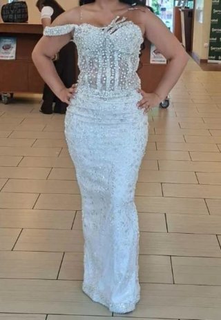 Vestido de fiesta plateado y blanco con pedreria