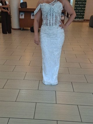 Vestido de fiesta plateado y blanco con pedreria