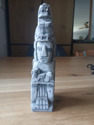 Figura decorativa estilo azteca