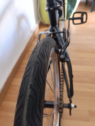 Bicicleta plegable negra sin marchas