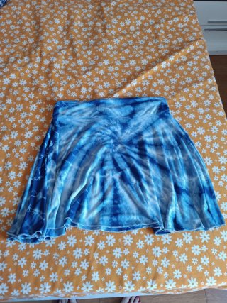 Falda corta tie-dye azul y blanca