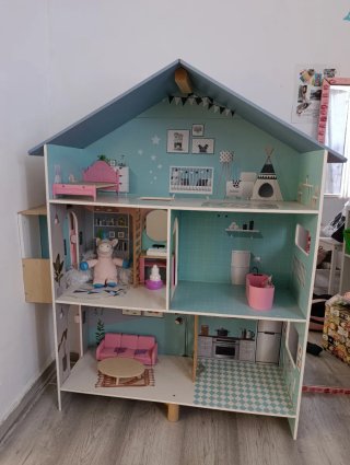 Casa de muñecas de madera