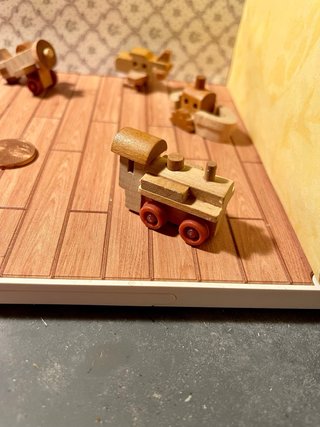Giocattoli in legno per casa bambole