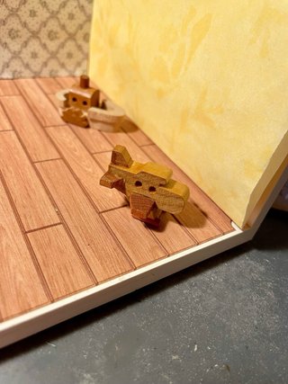 Giocattoli in legno per casa bambole