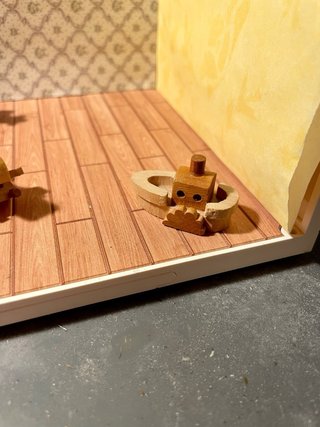 Giocattoli in legno per casa bambole