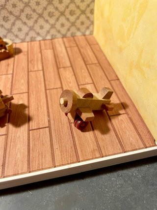 Giocattoli in legno per casa bambole