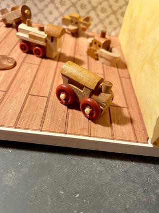 Giocattoli in legno per casa bambole