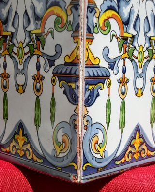 BELLISSIMO PORTA VASELLA CON PIASTRELLE DI MANISES - ANGELI