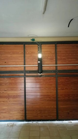 En Valldoreix, motor puerta garaje abatible Roger