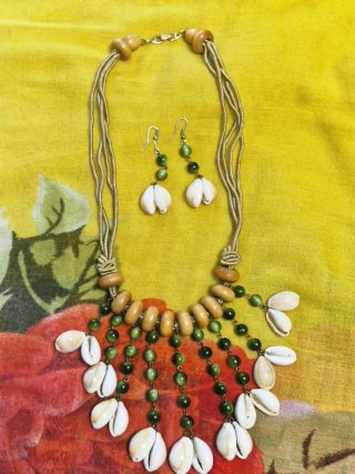Collar y pendientes caracoles y cuentas verdes