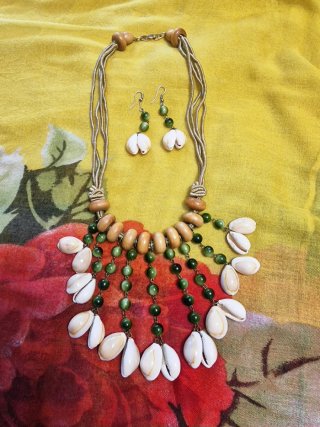 Collar y pendientes caracoles y cuentas verdes