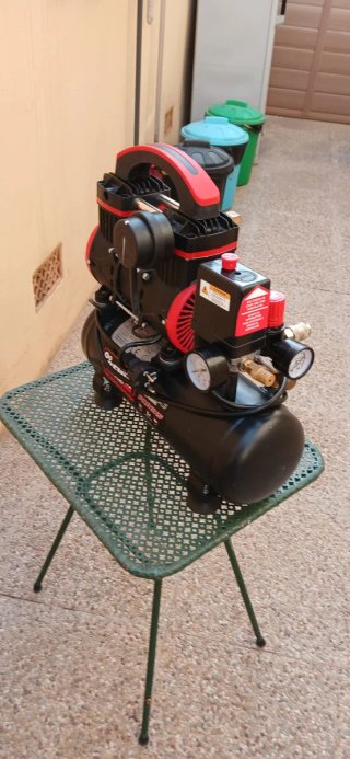 Compresor de aire silencioso 8L como nuevo