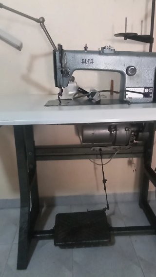 Máquina de coser Alfa antigua