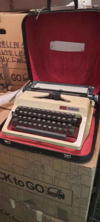 Máquina de escribir Daro Óptima con maletín