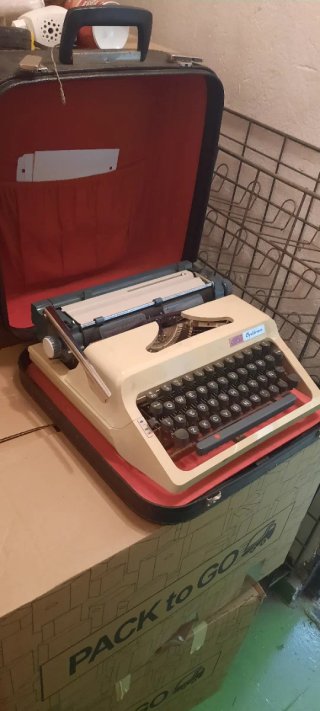 Máquina de escribir Daro Óptima con maletín