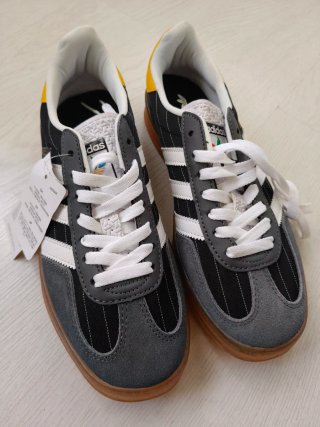 Zapatillas Adidas Negras y Grises