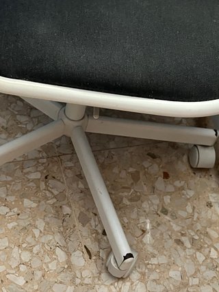 Silla de escritorio Ikea negra y blanca